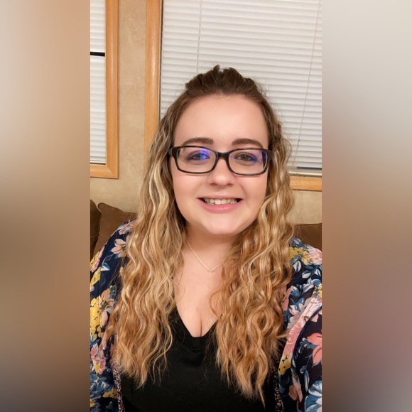 Meet your Posher, Stephanie - Picture 2 of 2